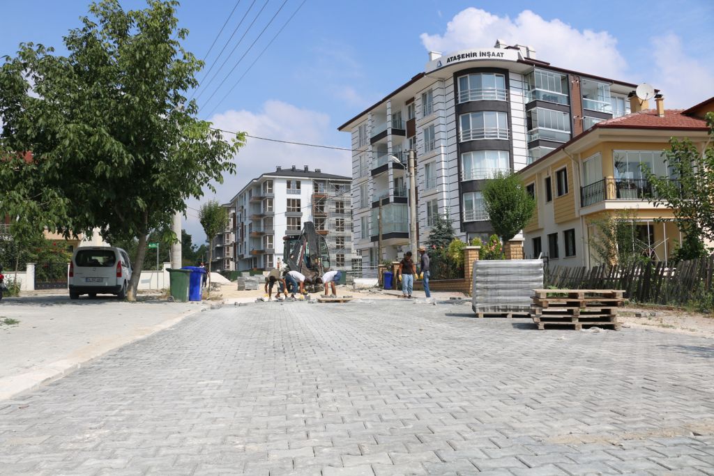 Bolu Belediyesi'nden 3 mahallede kilitli parke taşı çalışması