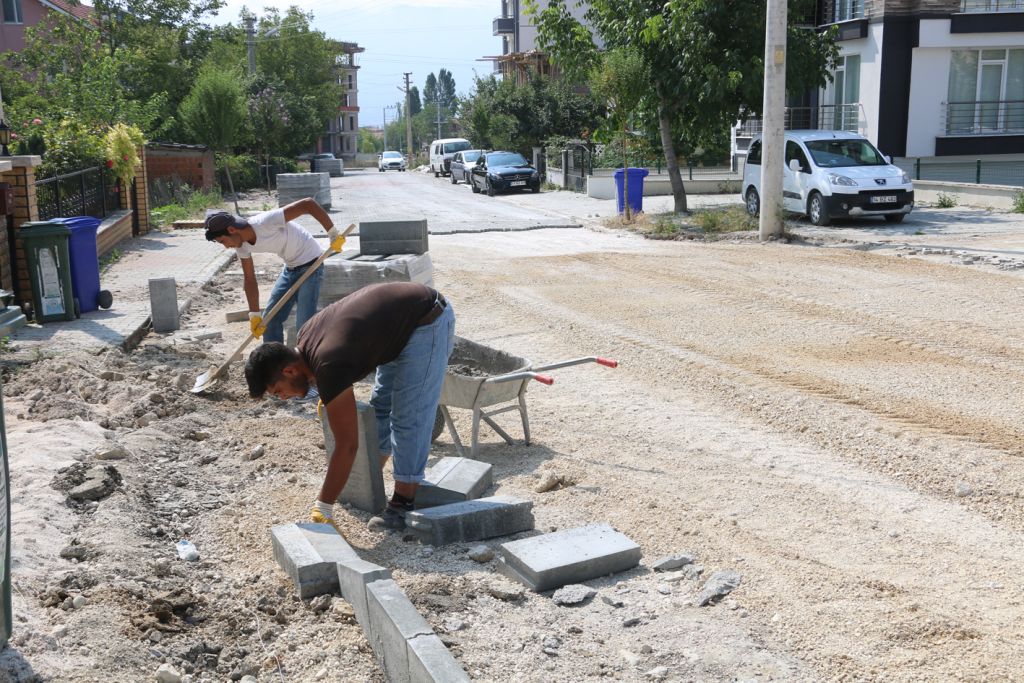 Bolu Belediyesi'nden 3 mahallede kilitli parke taşı çalışması
