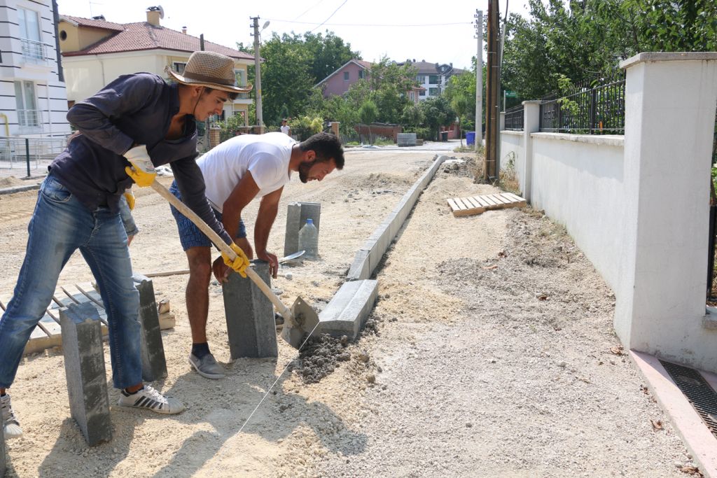Bolu Belediyesi'nden 3 mahallede kilitli parke taşı çalışması