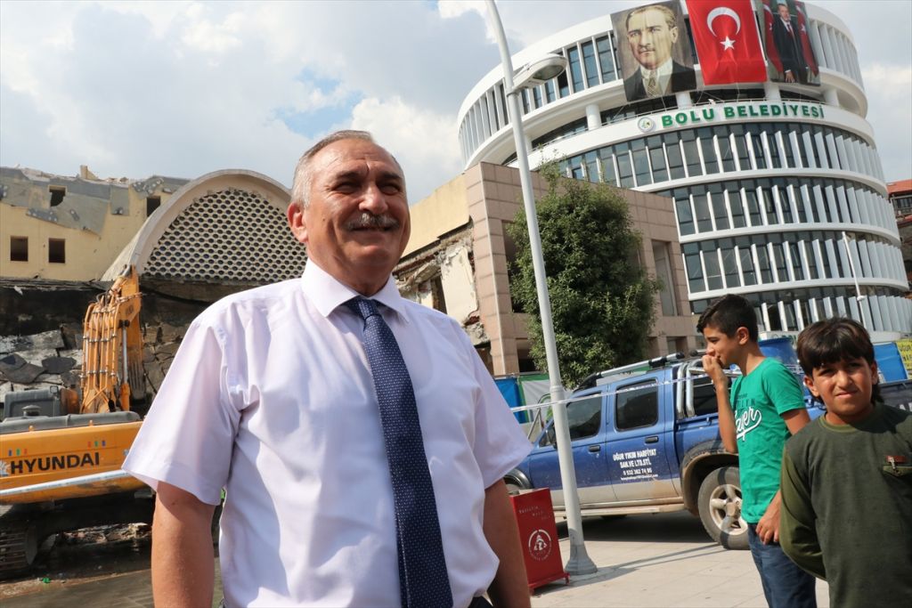 Bolu'da eski belediye binasının yıkımına başlandı