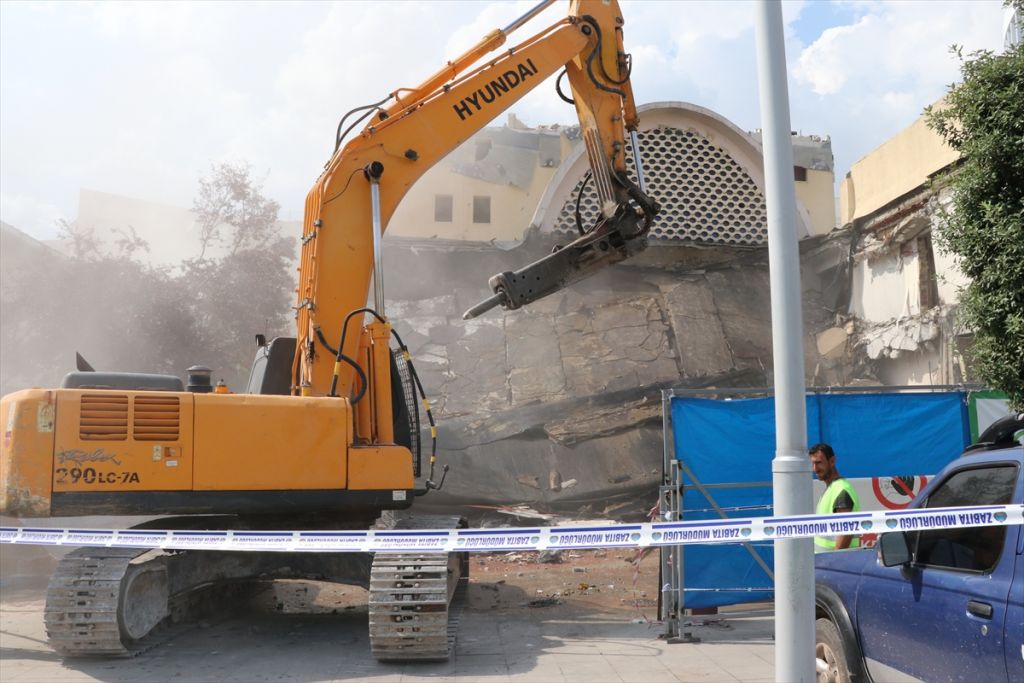 Bolu'da eski belediye binasının yıkımına başlandı