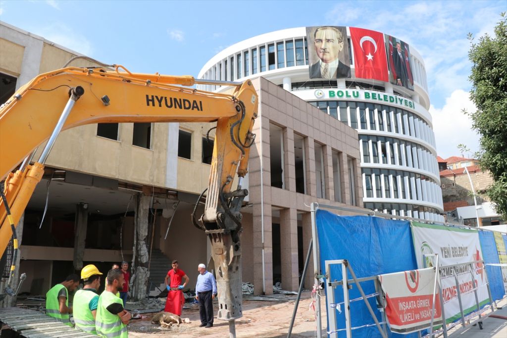 Bolu'da eski belediye binasının yıkımına başlandı