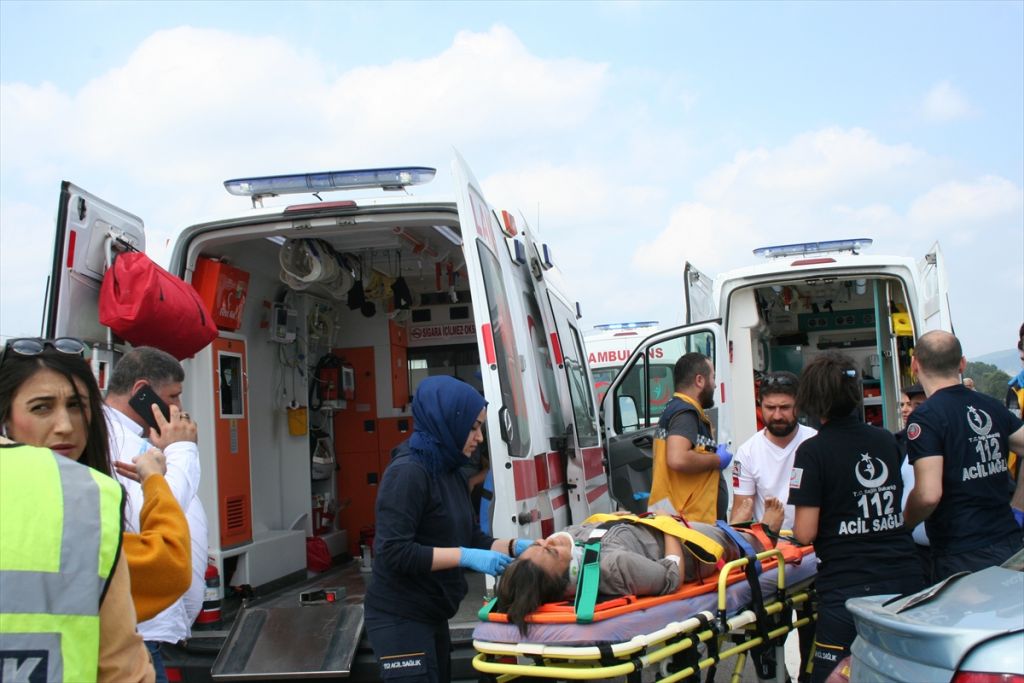 Kamyonet ile otomobil çarpıştı: 5 yaralı