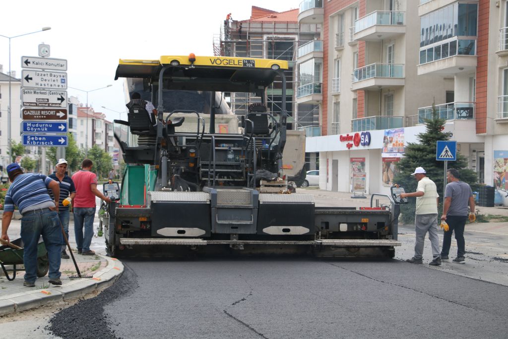Mehmet Akif Ersoy Bulvarı'nda asfalt çalışması