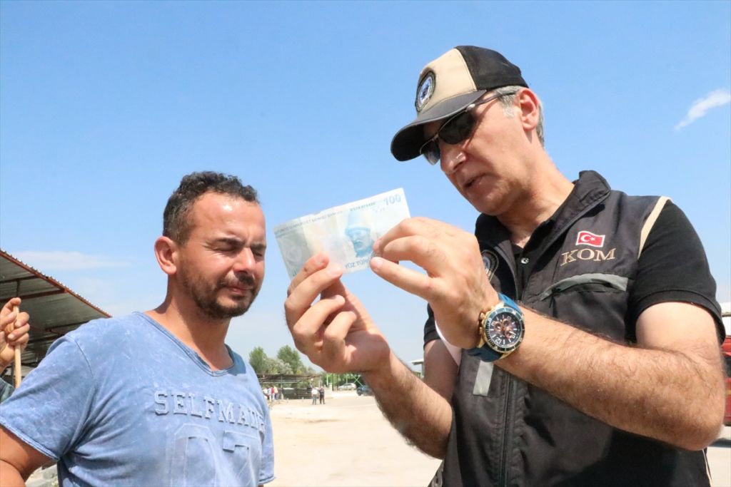 Polisten kurban satıcılarına sahte para uyarısı