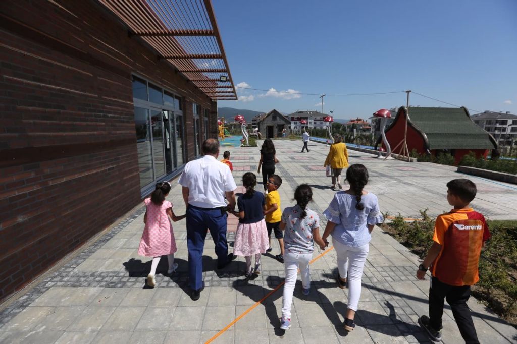 Sevgi Evleri'nde kalan çocuklar Masal Park'a hayran kaldı