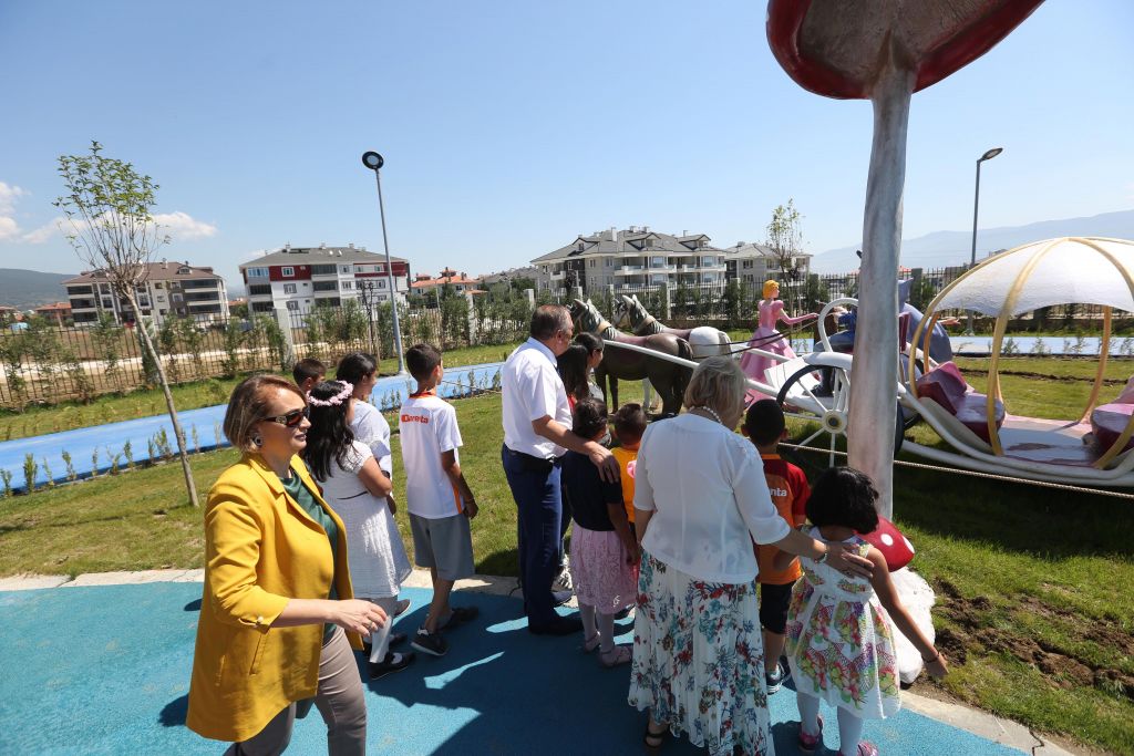 Sevgi Evleri'nde kalan çocuklar Masal Park'a hayran kaldı