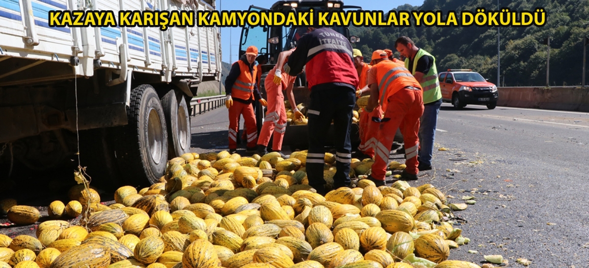Kazaya karışan kamyondaki kavunlar yola döküldü