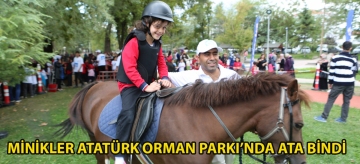 Minikler Atatürk Orman Parkı'nda ata bindi