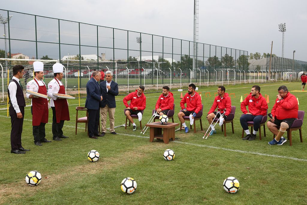 Bolu Belediye Başkanı Alaaddin Yılmaz, Ampute Milli Takımı ile birlikte Engelsiz Spor'a konuk oldu