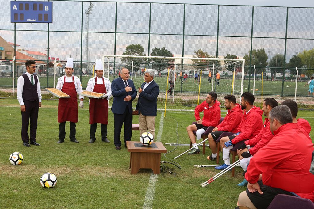 Bolu Belediye Başkanı Alaaddin Yılmaz, Ampute Milli Takımı ile birlikte Engelsiz Spor'a konuk oldu