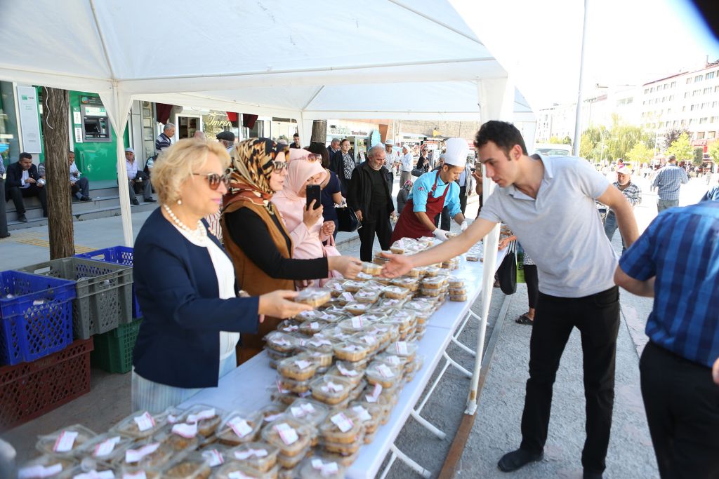 Bolu Belediyesi 10 Bin Kişilik Aşure dağıttı