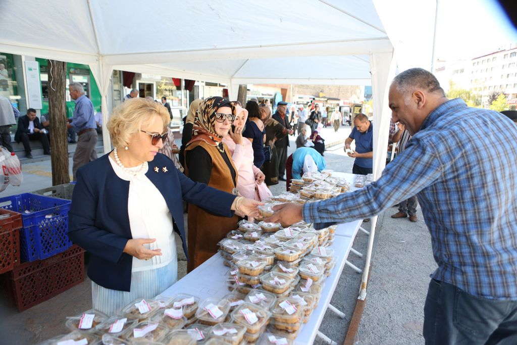 Bolu Belediyesi 10 Bin Kişilik Aşure dağıttı