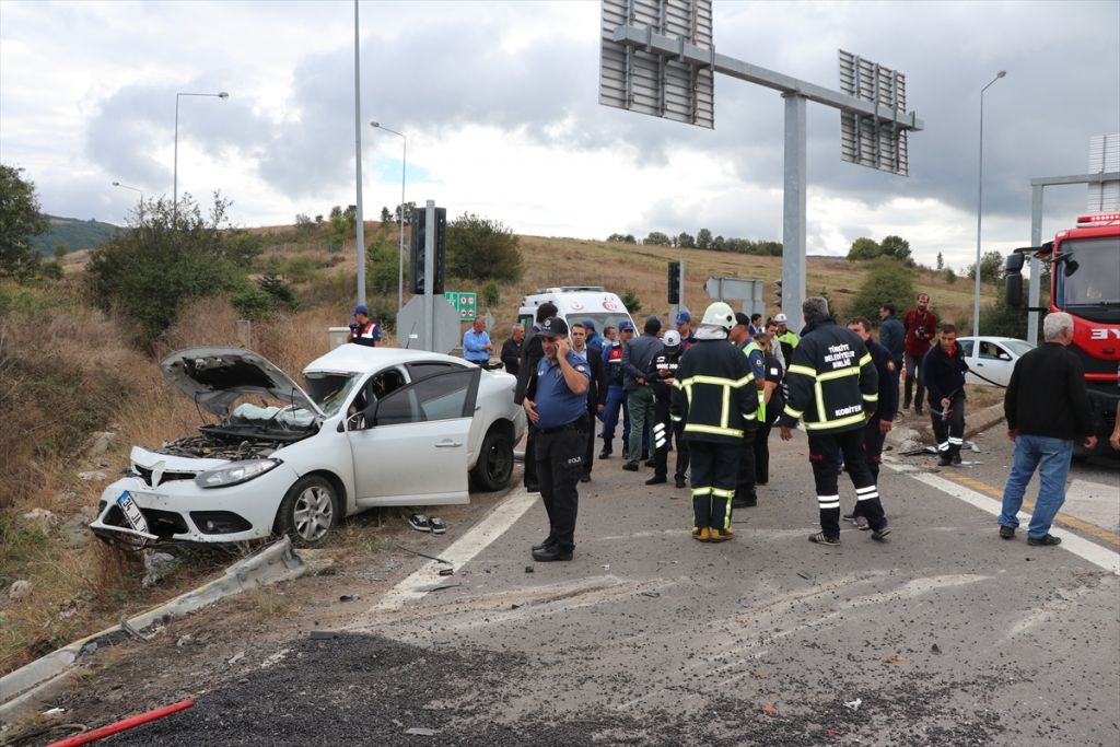 Bolu'da kamyonla otomobil çarpıştı: 1 ölü, 3 yaralı