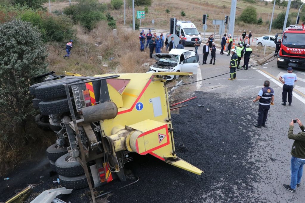 Bolu'da kamyonla otomobil çarpıştı: 1 ölü, 3 yaralı