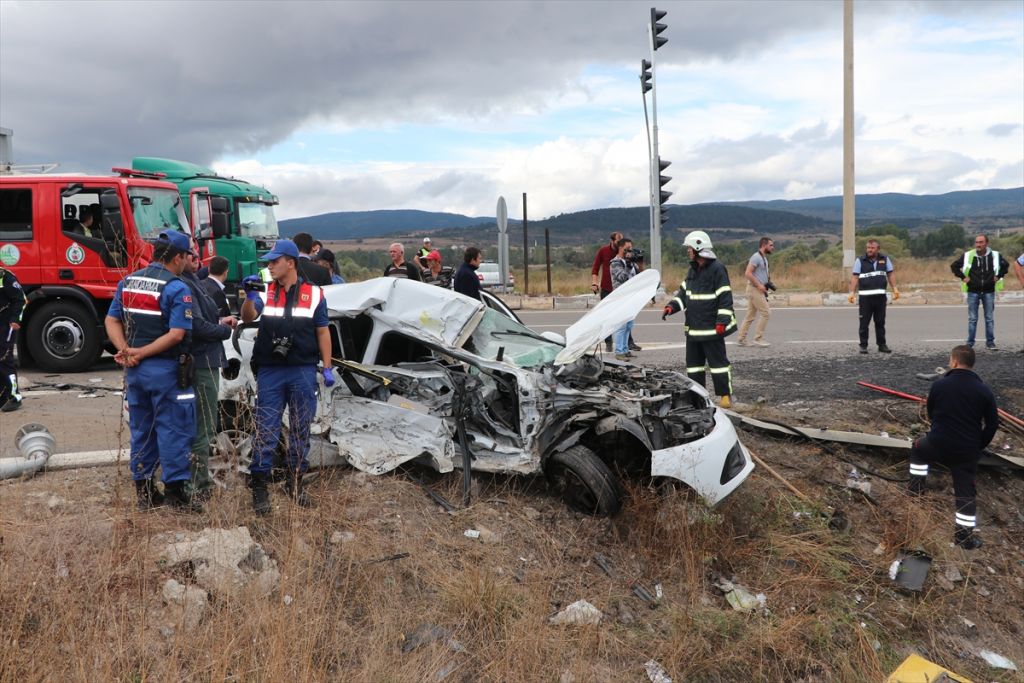 Bolu'da kamyonla otomobil çarpıştı: 1 ölü, 3 yaralı