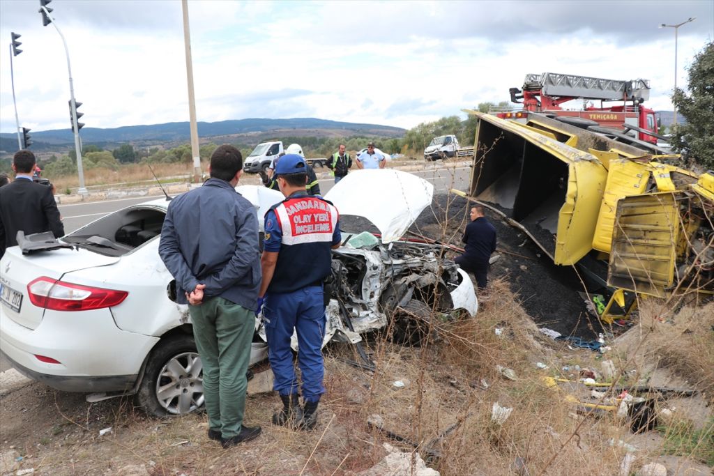 Bolu'da kamyonla otomobil çarpıştı: 1 ölü, 3 yaralı
