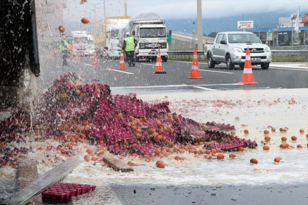 Bolu'da seyir halindeki tırın dorsesi yandı
