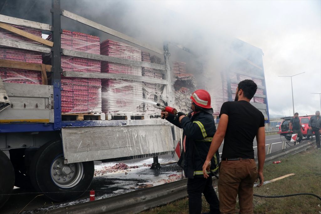 Bolu'da seyir halindeki tırın dorsesi yandı