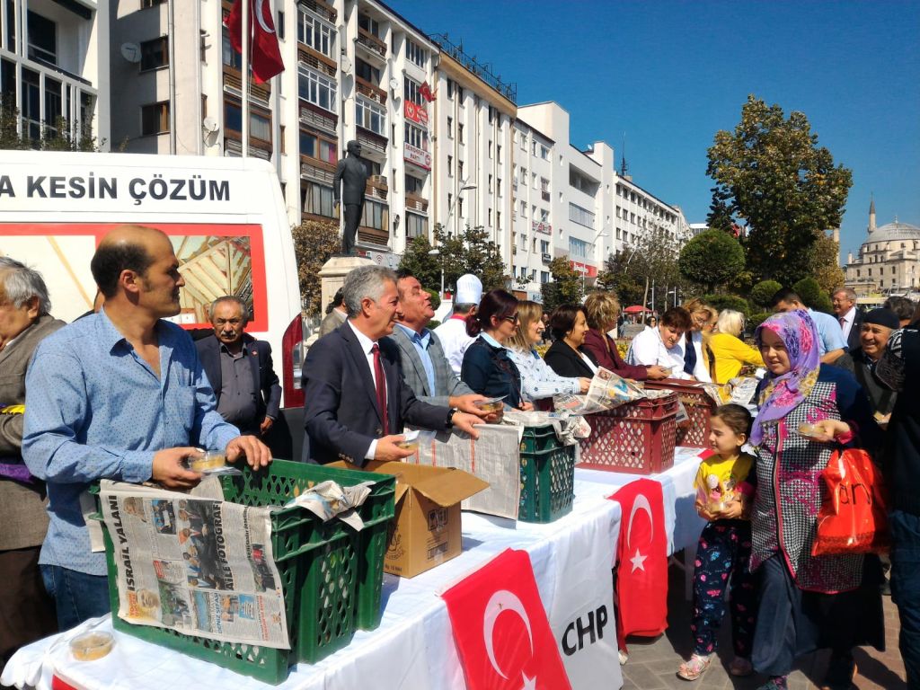 CHP Milletvekilleri aşure dağıttı
