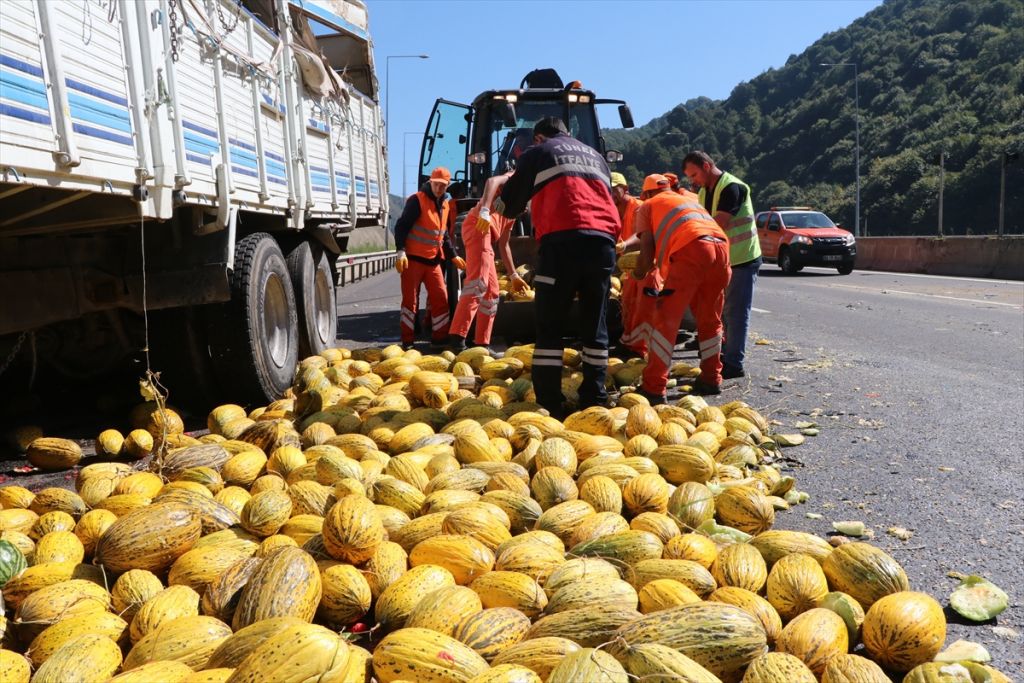 Kazaya karışan kamyondaki kavunlar yola döküldü