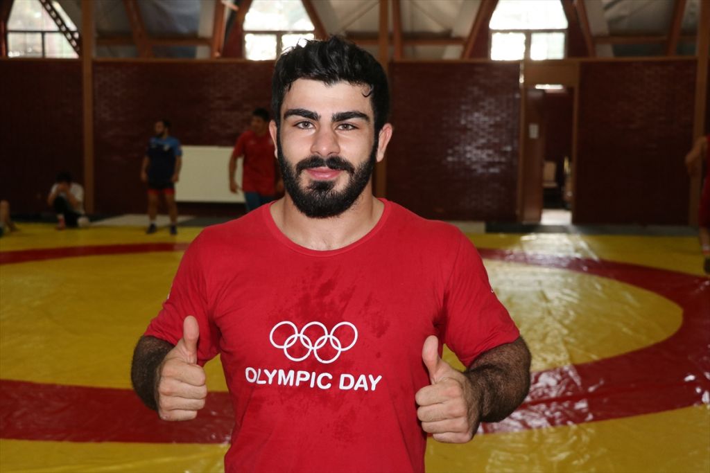 Milli güreşçiler Macaristan'da kürsüye çıkmak istiyor