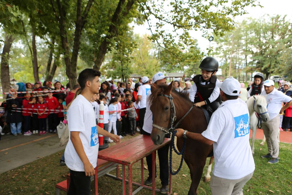 Minikler Atatürk Orman Parkı'nda ata bindi