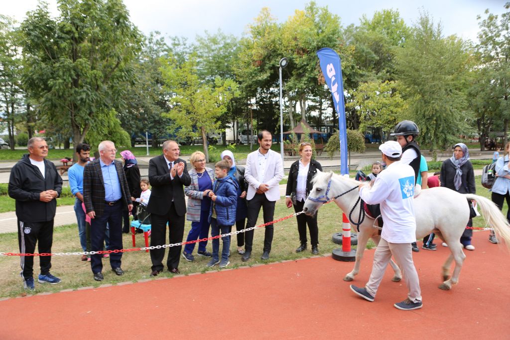 Minikler Atatürk Orman Parkı'nda ata bindi