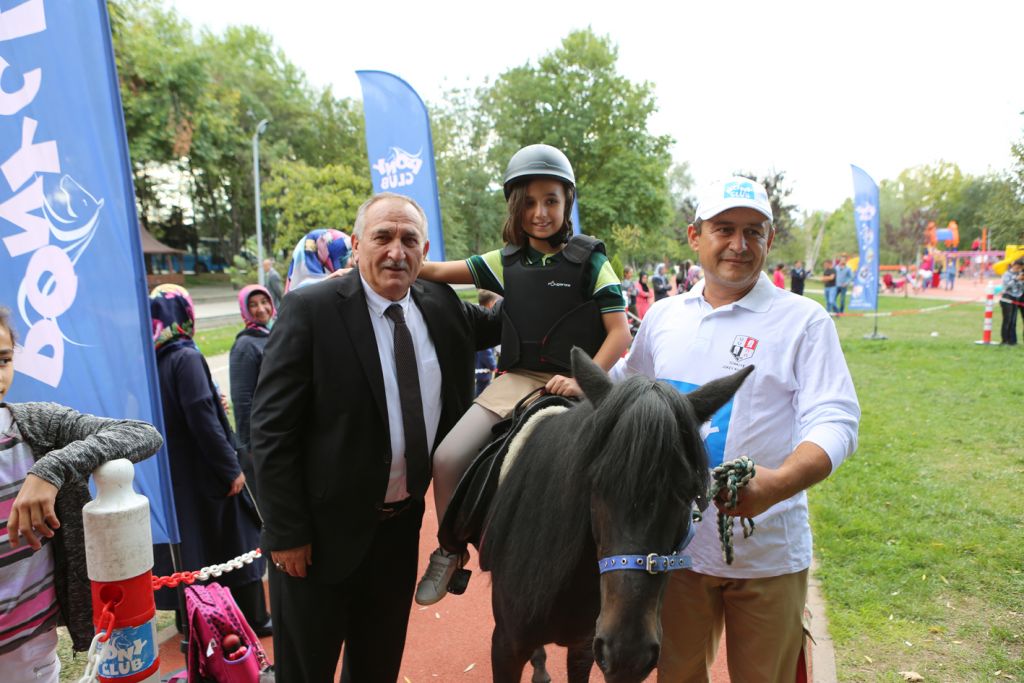 Minikler Atatürk Orman Parkı'nda ata bindi