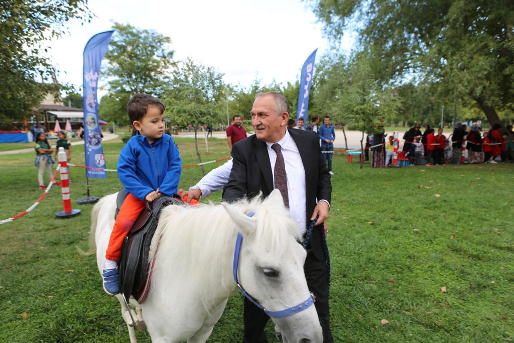 Minikler Atatürk Orman Parkı'nda ata bindi