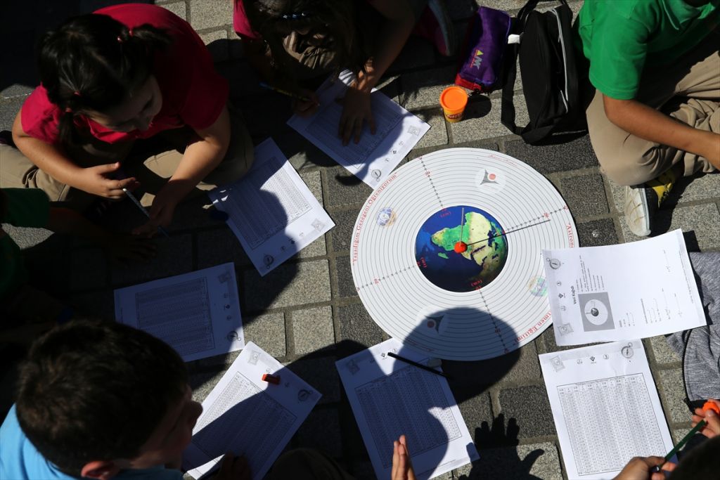 Öğrenciler dünyanın çevresini güneşin gölgesiyle ölçtü