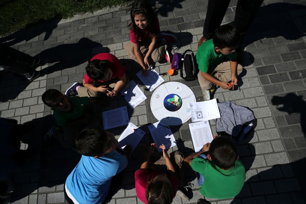 Öğrenciler dünyanın çevresini güneşin gölgesiyle ölçtü