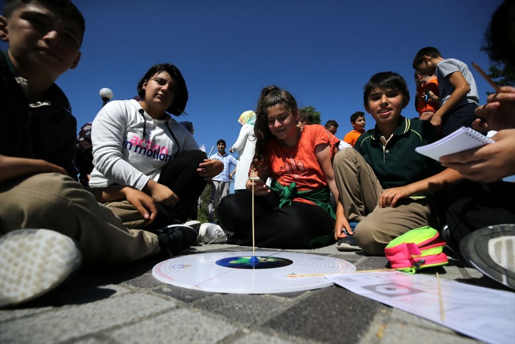 Öğrenciler dünyanın çevresini güneşin gölgesiyle ölçtü