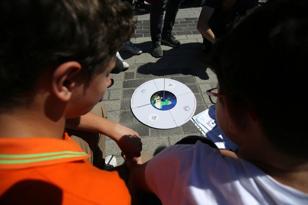 Öğrenciler dünyanın çevresini güneşin gölgesiyle ölçtü