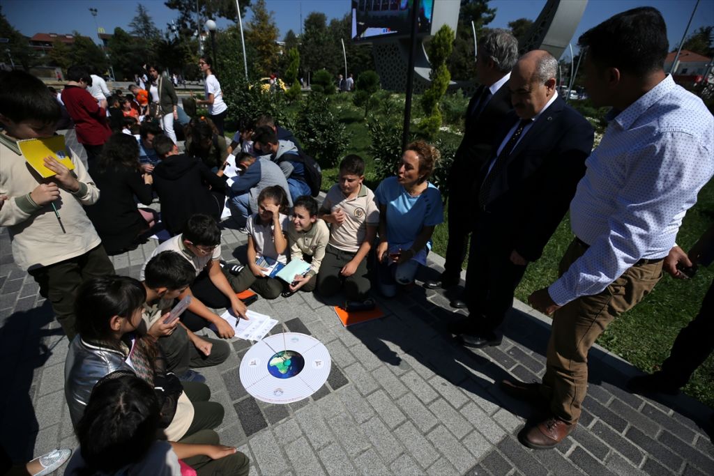 Öğrenciler dünyanın çevresini güneşin gölgesiyle ölçtü