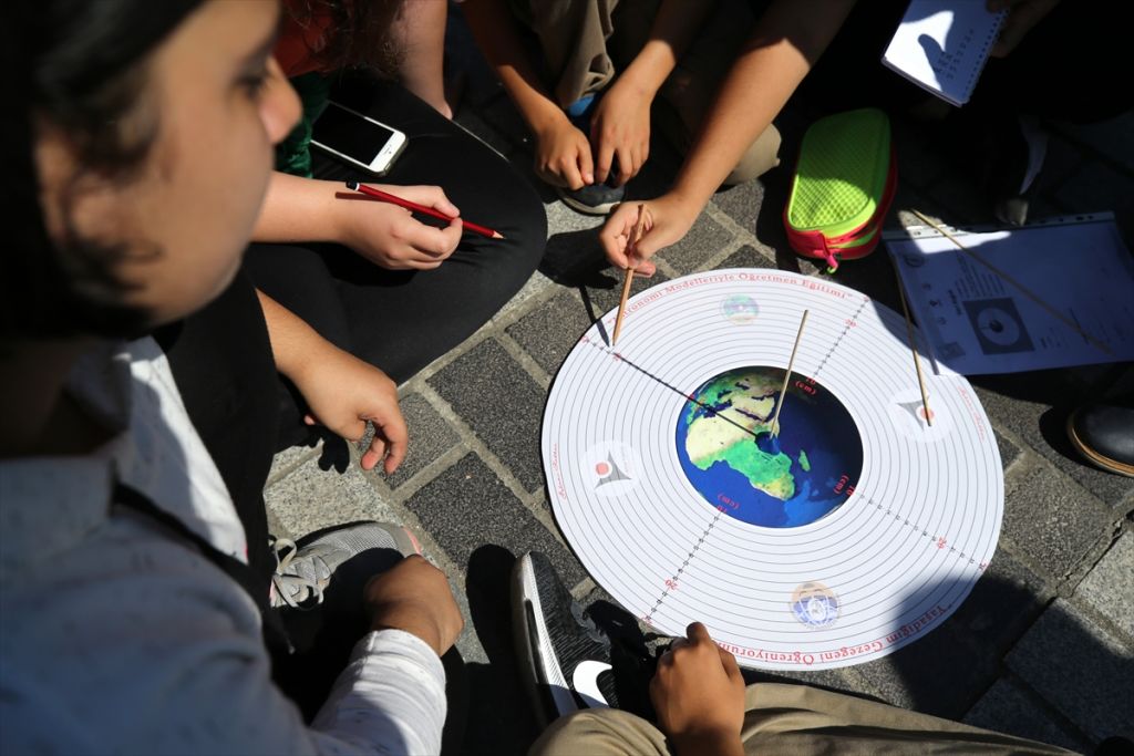 Öğrenciler dünyanın çevresini güneşin gölgesiyle ölçtü