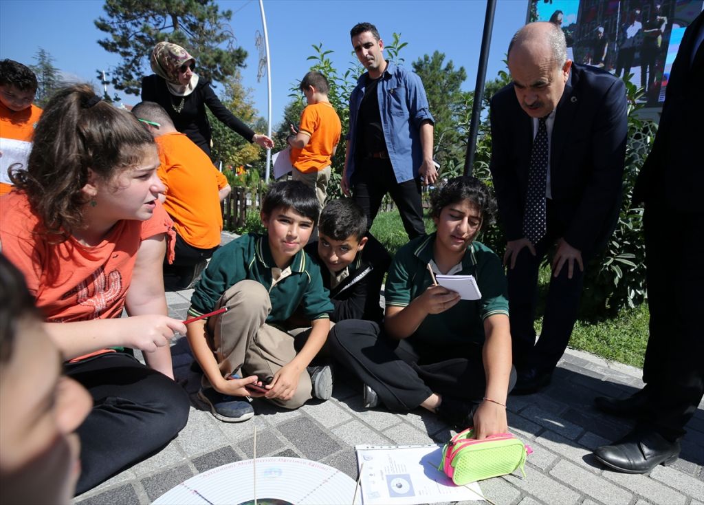 Öğrenciler dünyanın çevresini güneşin gölgesiyle ölçtü