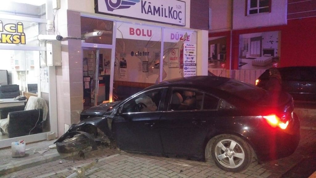 Otomobil otobüs yazıhanesine daldı