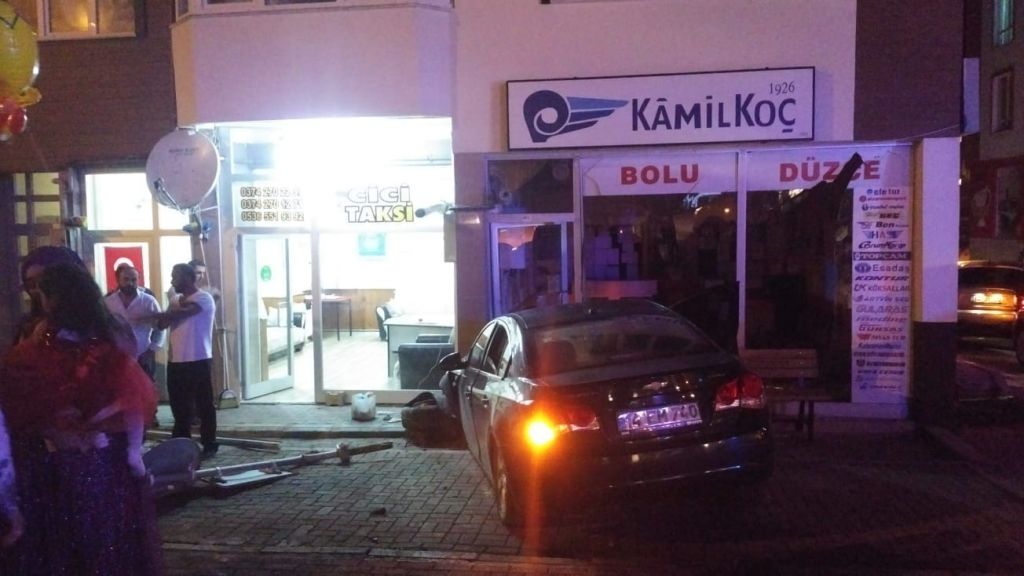 Otomobil otobüs yazıhanesine daldı