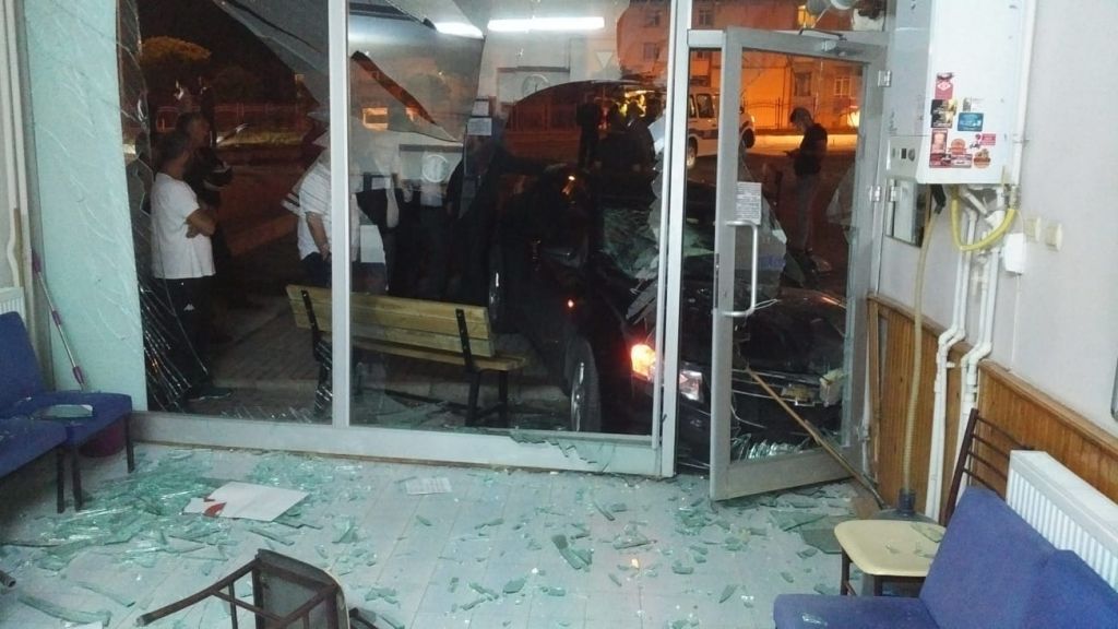 Otomobil otobüs yazıhanesine daldı