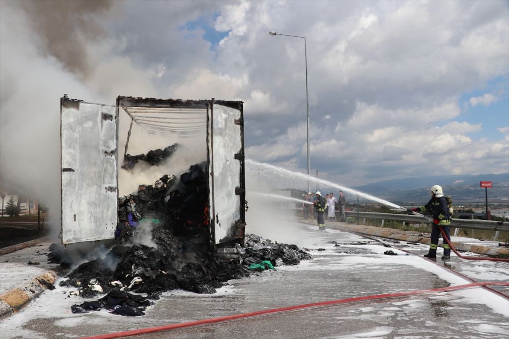 Otoyolda park halindeki tır yandı