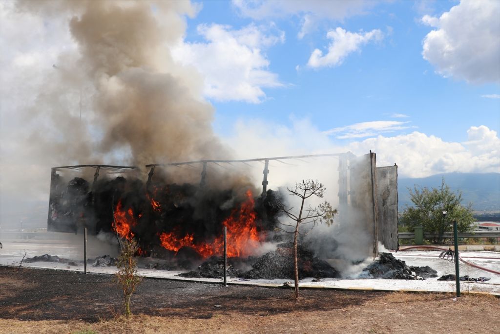 Otoyolda park halindeki tır yandı