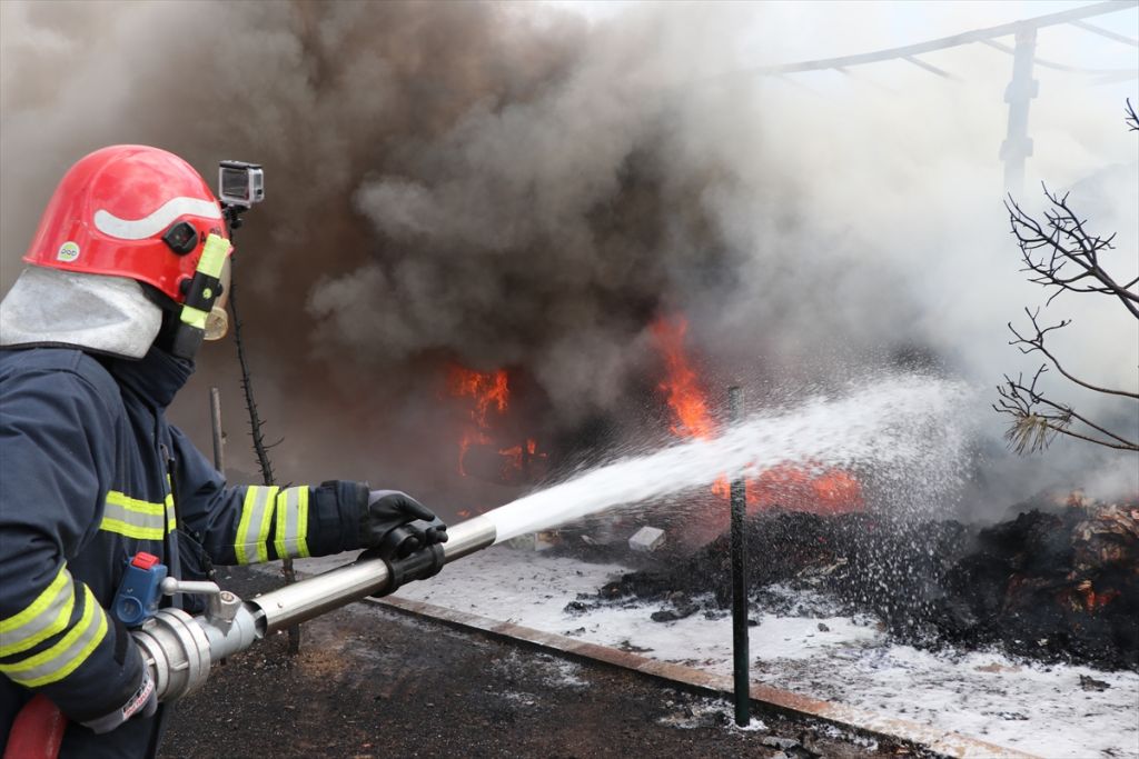 Otoyolda park halindeki tır yandı