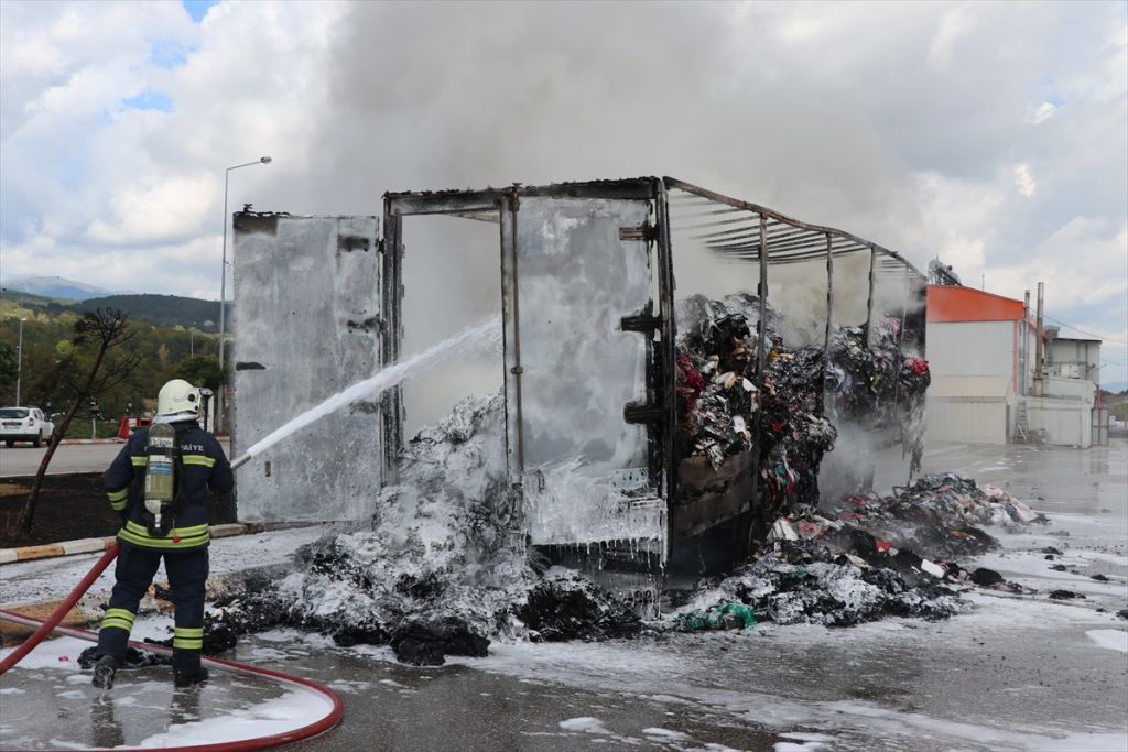 Otoyolda park halindeki tır yandı