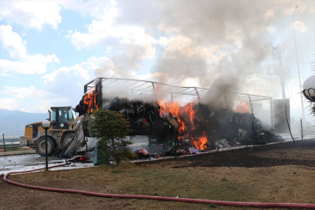 Otoyolda park halindeki tır yandı