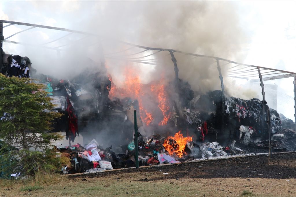 Otoyolda park halindeki tır yandı