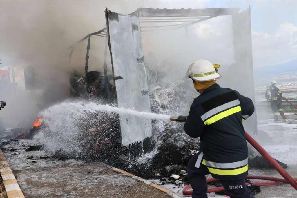 Otoyolda park halindeki tır yandı