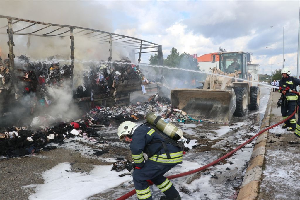 Otoyolda park halindeki tır yandı