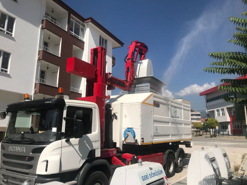 Yeraltı ve yerüstü çöp konteynerleri temizleniyor