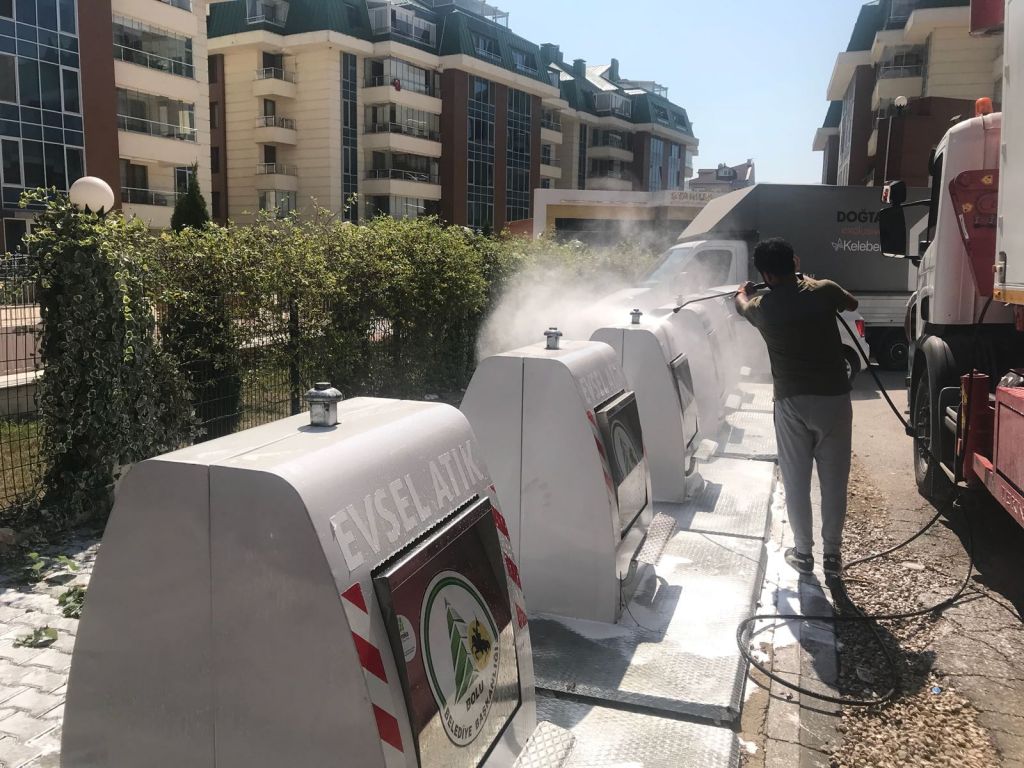 Yeraltı ve yerüstü çöp konteynerleri temizleniyor